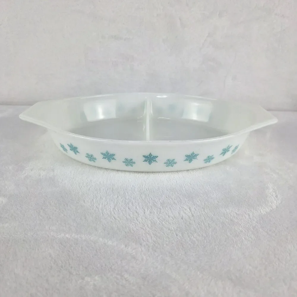 Vintage Pyrex 063 1.5 Qt Oval Divided Casserole Dish w/ Lid & Handles Snowflake